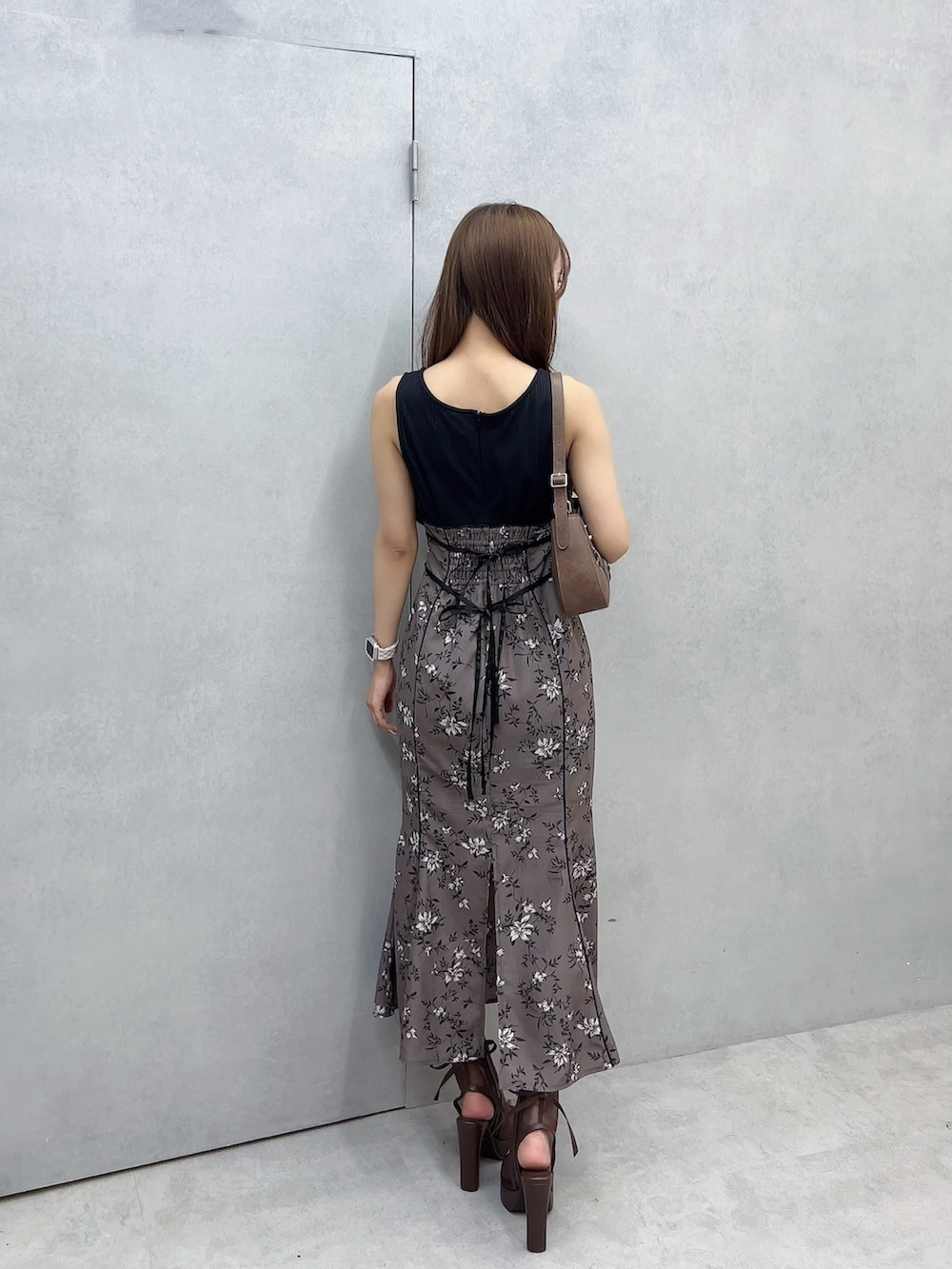 ブラウン系のワンピース、ブラウン系のサンダル、ブラウン系のショルダーバッグを着用したレディースの夏コーディネートの3枚目の写真