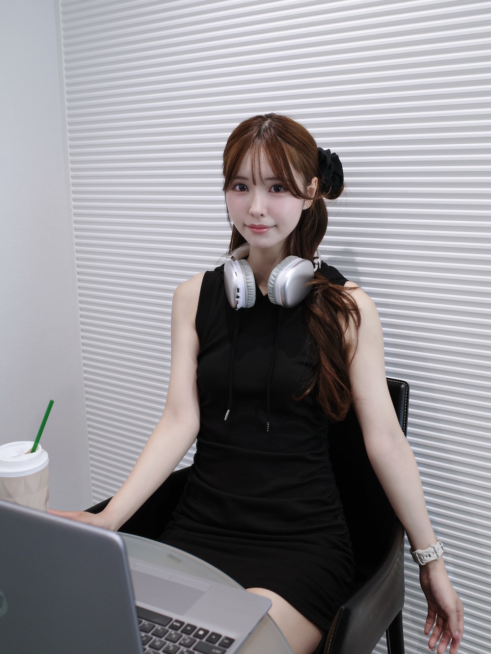 ブラック系のワンピース、ブラック系のサンダルを着用したレディースの夏コーディネートの2枚目の写真