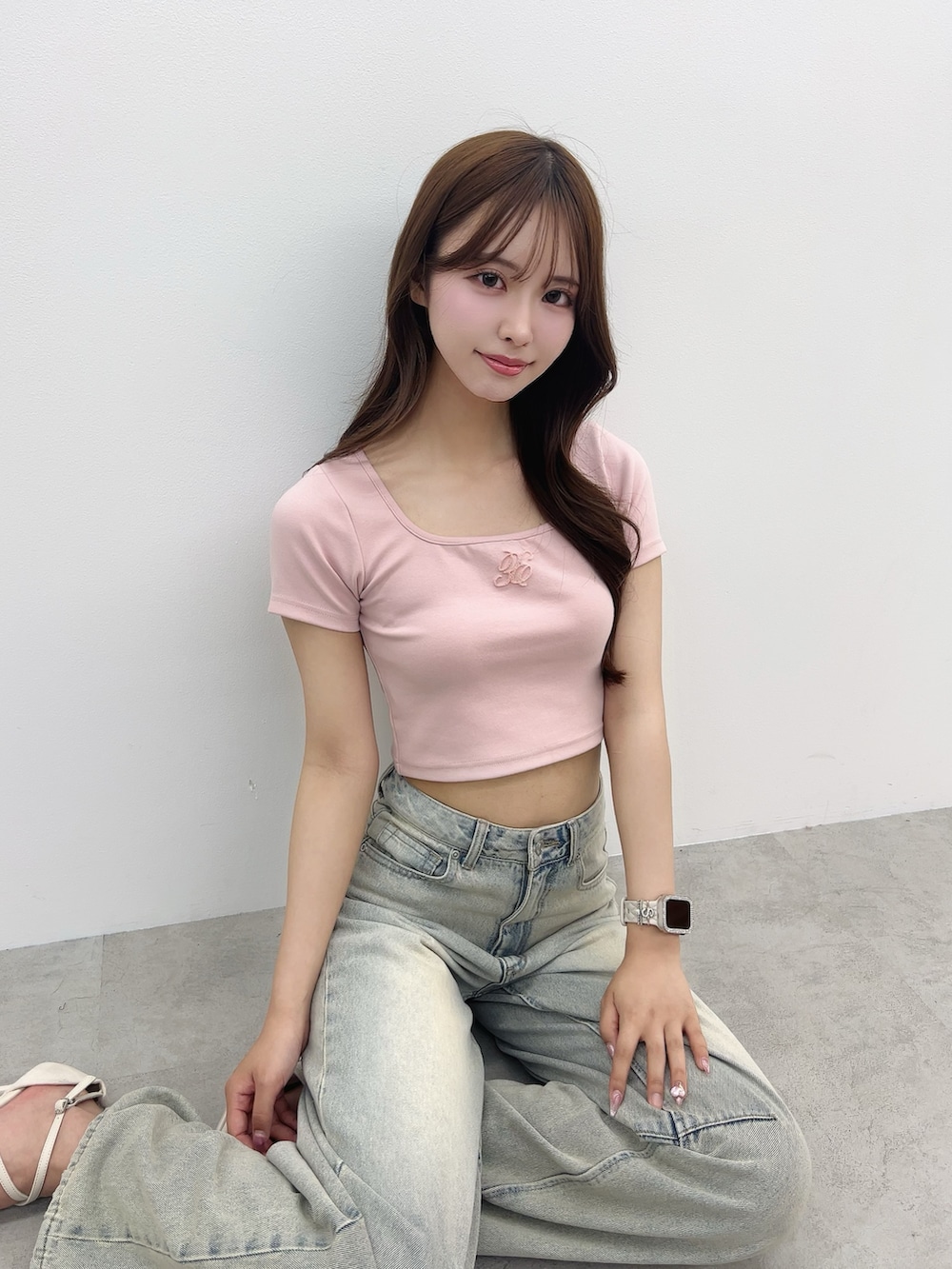 ブルー系のデニムパンツ、ピンク系のTシャツ/カットソーを着用したレディースの夏コーディネートの5枚目の写真