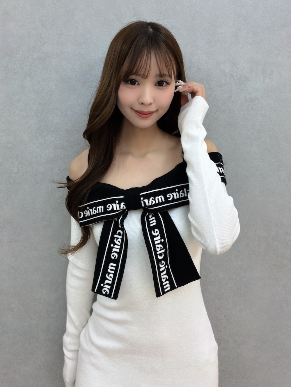 ホワイト系のワンピース、ブラック系のブーツを着用したレディースの冬コーディネートの6枚目の写真