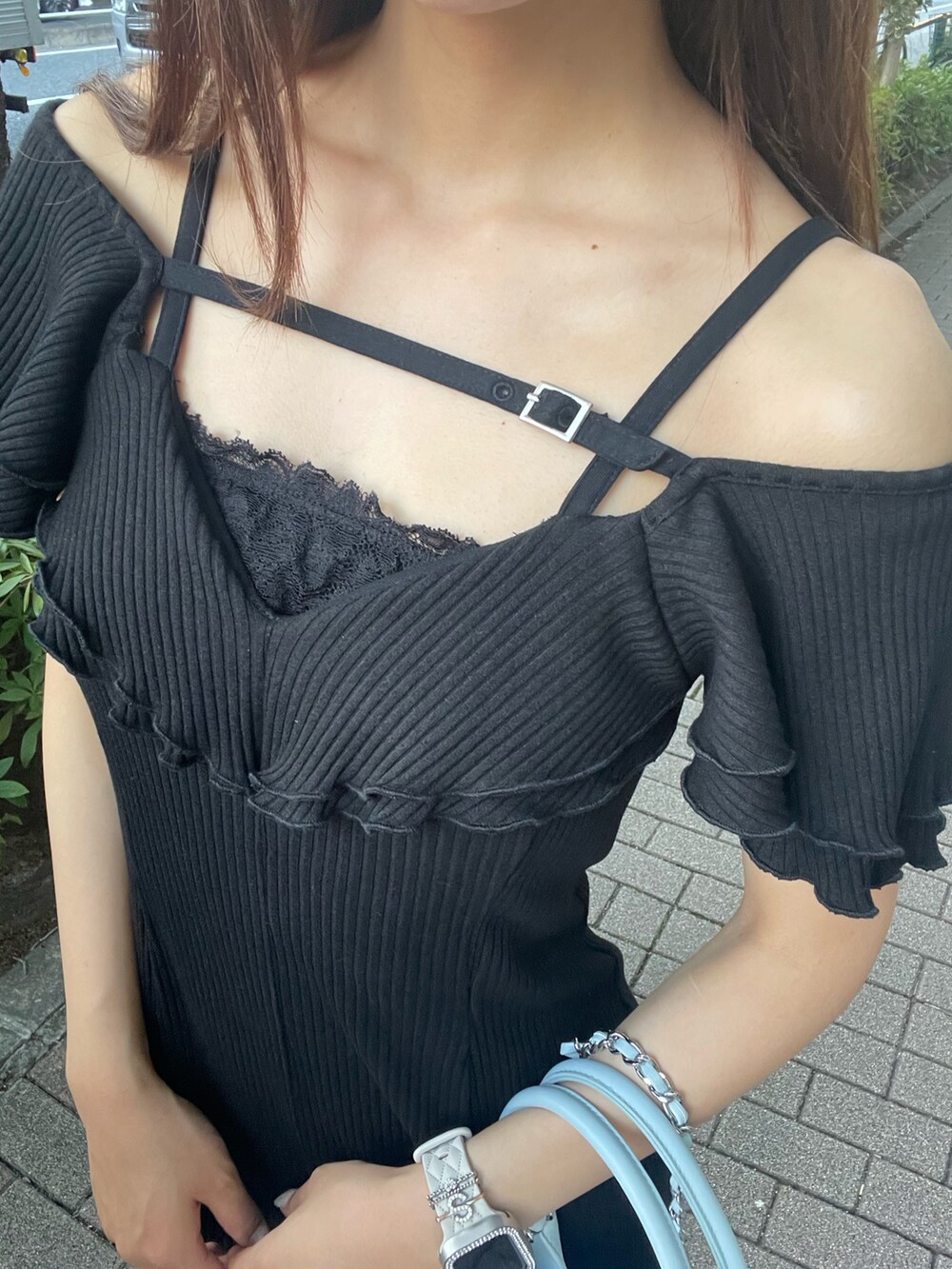 ブラック系のワンピース、ブルー系のハンドバッグ、シルバー系のピアス（両耳用）を着用したレディースの夏コーディネートの3枚目の写真