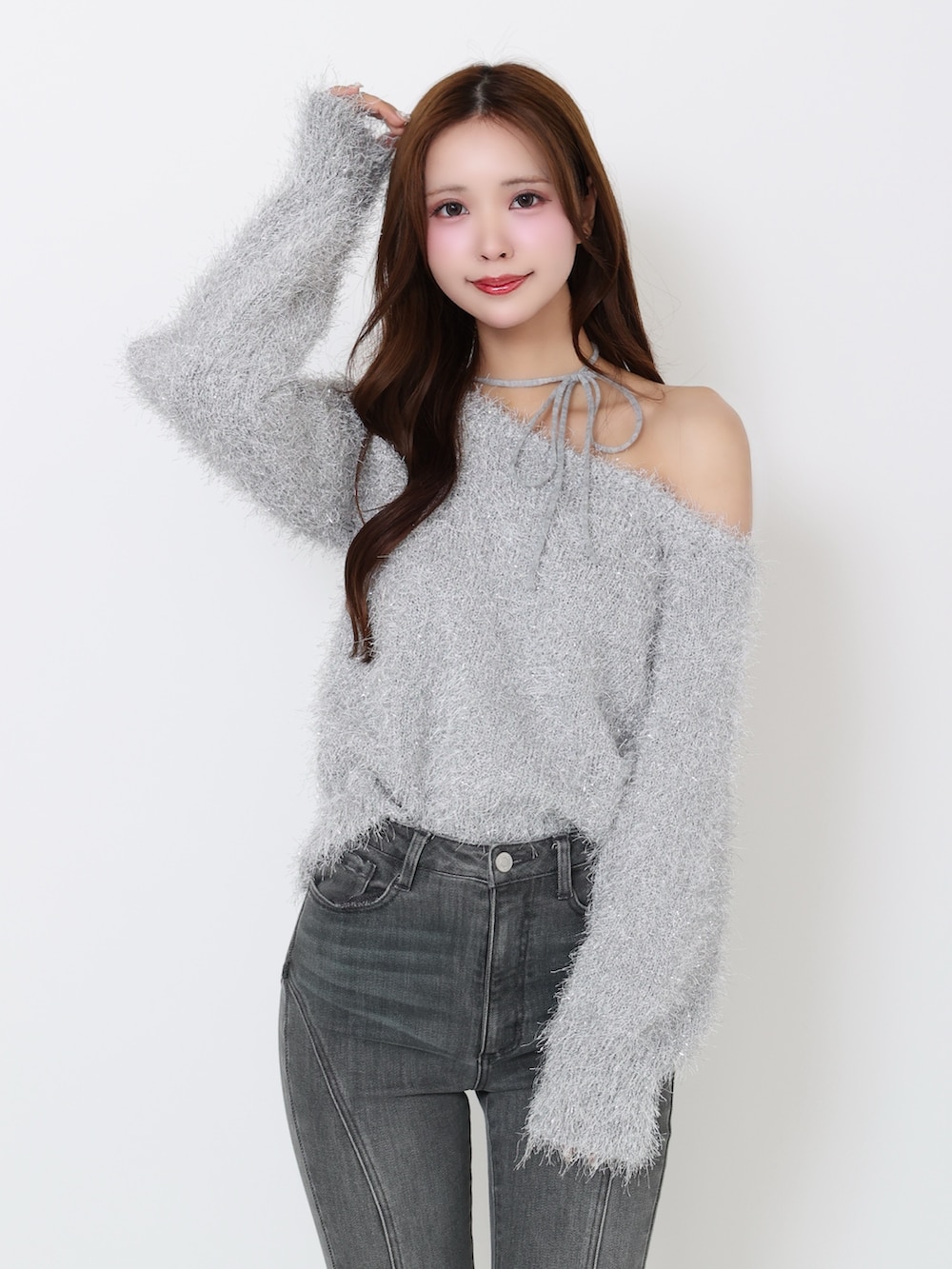 グレー系のニット/セーター、ブラック系のデニムパンツを着用したレディースの冬コーディネートの5枚目の写真