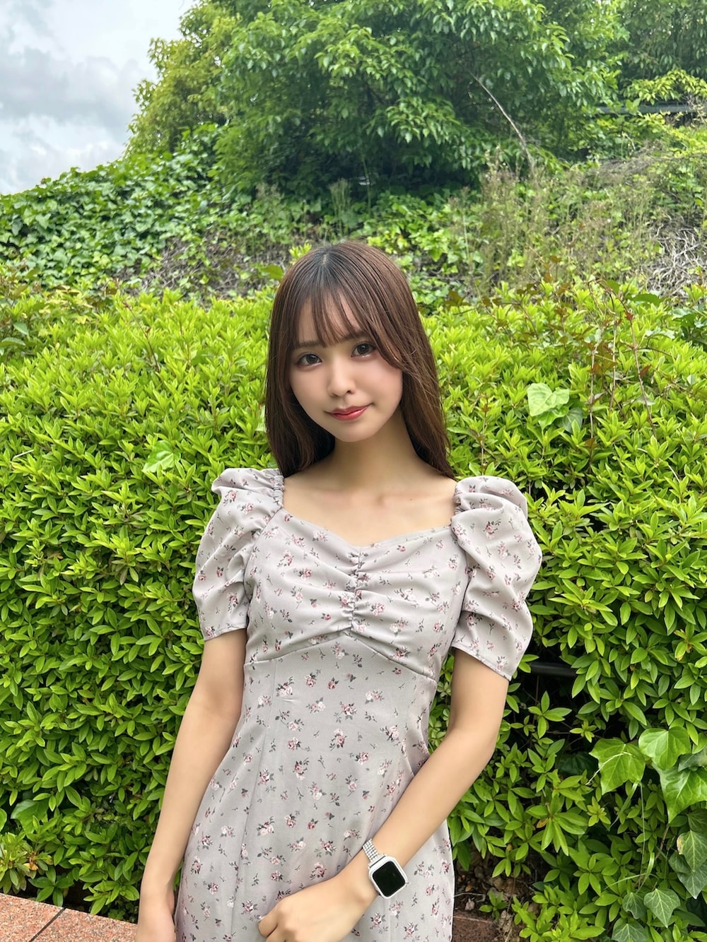グレー系のワンピース、ブラック系のパンプスを着用したレディースの春コーディネートの3枚目の写真