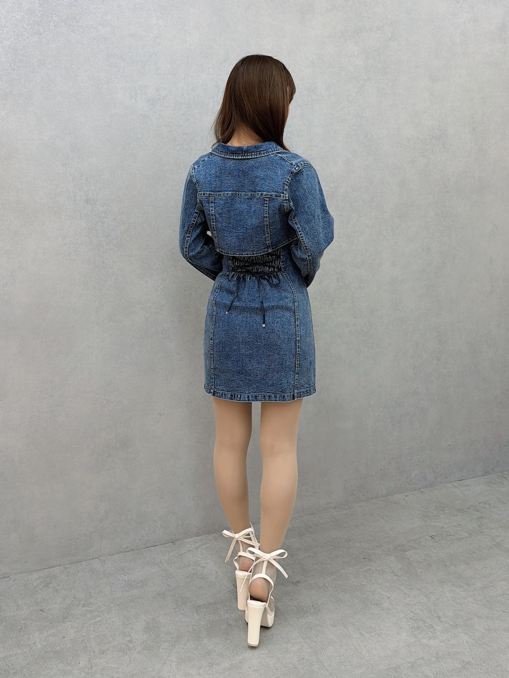 ブルー系のワンピース、ホワイト系のサンダルを着用したレディースの春コーディネートの4枚目の写真