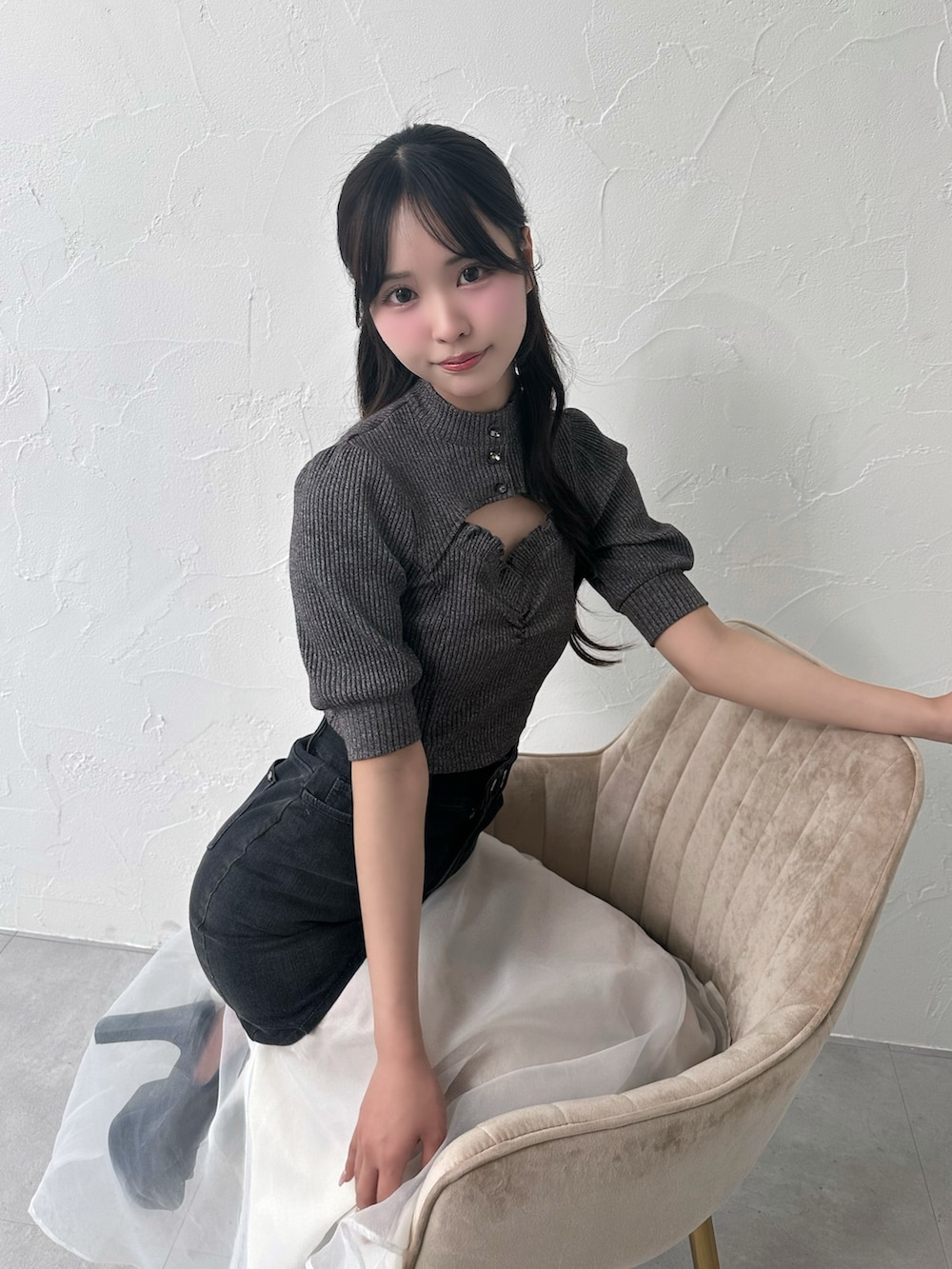 ブラック系のデニムスカート、グレー系のTシャツ/カットソー、ブラック系のサンダルを着用したレディースの夏コーディネートの4枚目の写真