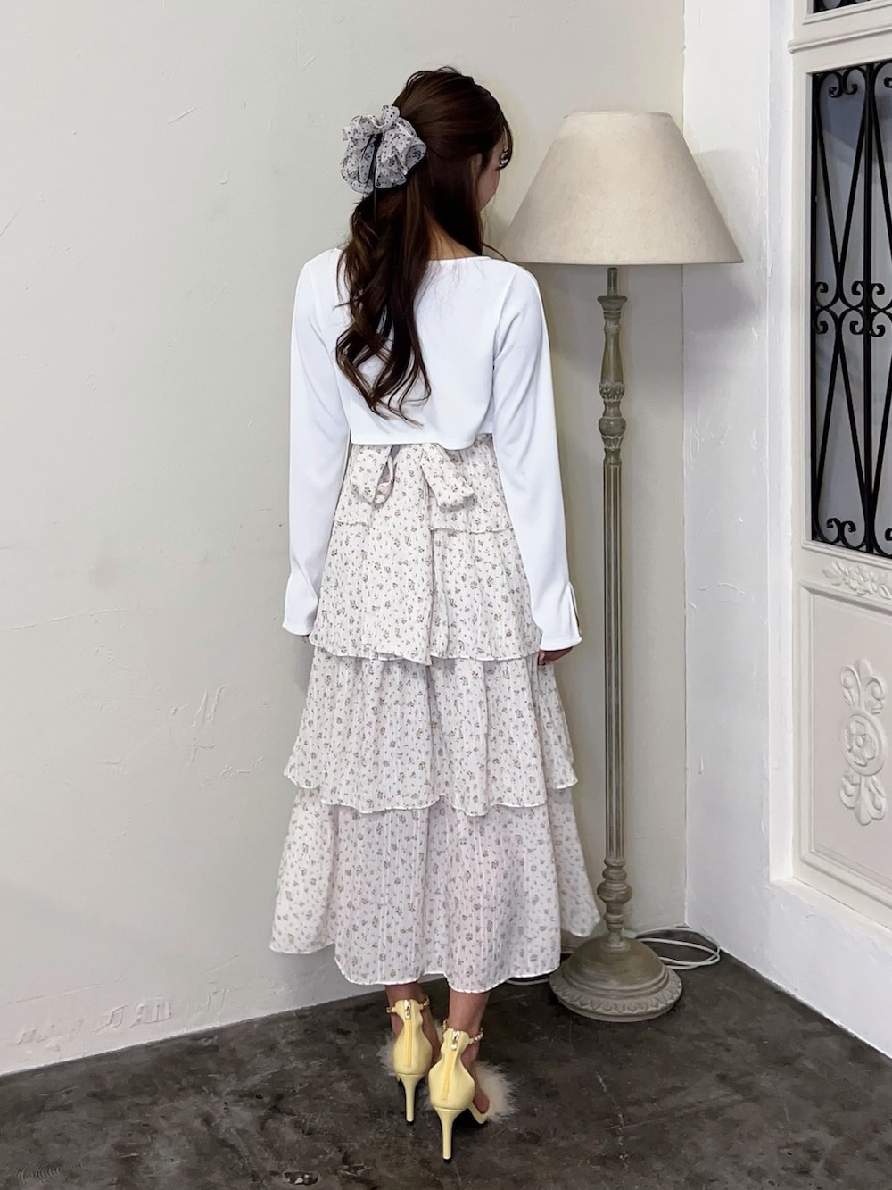 ホワイト系のワンピース、ホワイト系のTシャツ/カットソー、イエロー系のサンダルを着用したレディースの春コーディネートの4枚目の写真