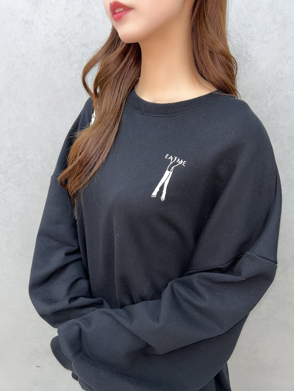 ブラック系のスウェット、ブルー系のデニムスカート、ホワイト系のショルダーバッグを着用したレディースの秋コーディネートの7枚目の写真