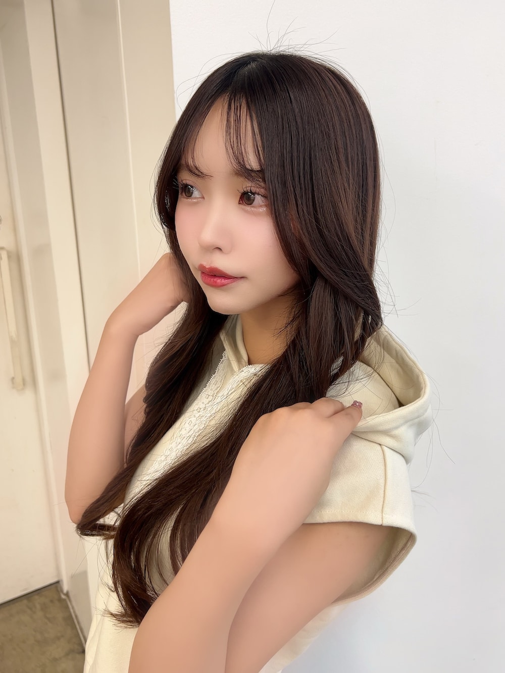 ブルー系のデニムパンツ、ホワイト系のTシャツ/カットソー、ブラック系のブーツを着用したレディースの冬コーディネートの4枚目の写真