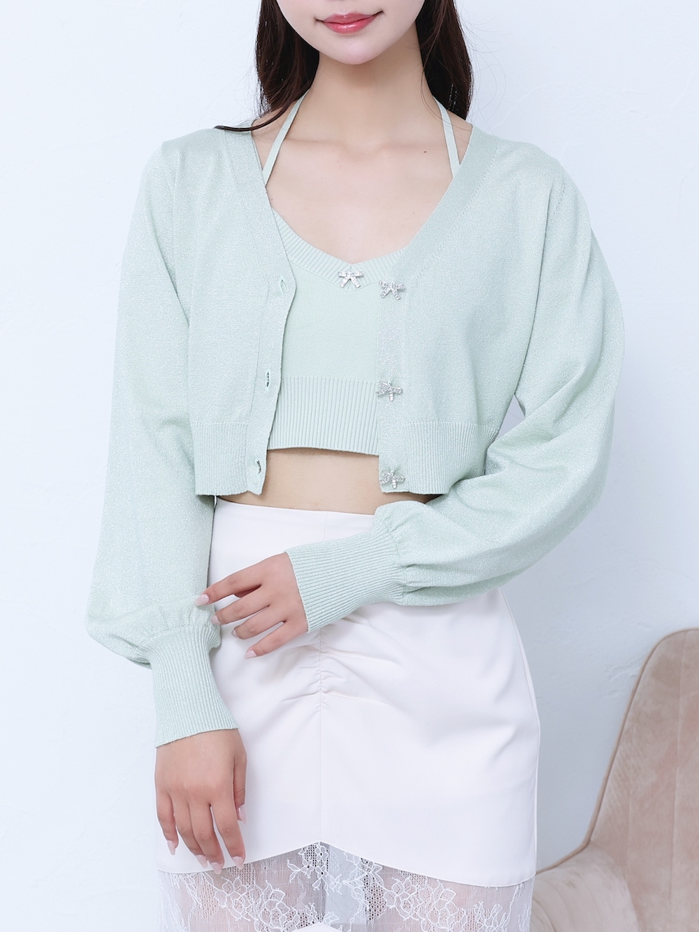 ホワイト系のスカート、グリーン系のニット/セーター、グリーン系のサンダルを着用したレディースの春コーディネートの6枚目の写真