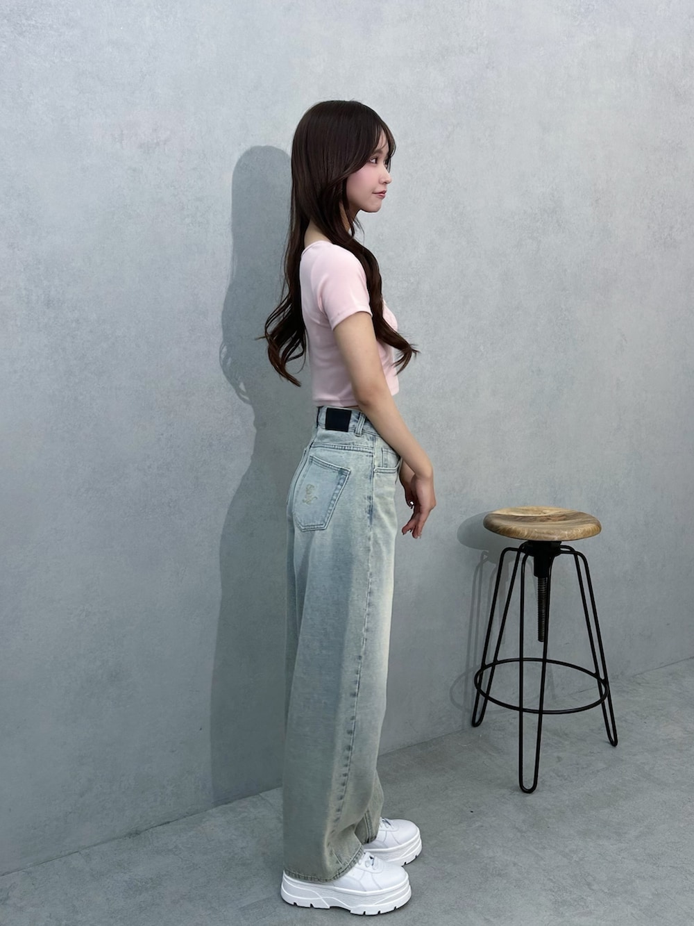 ブルー系のデニムパンツ、ピンク系のTシャツ/カットソーを着用したレディースの夏コーディネートの2枚目の写真