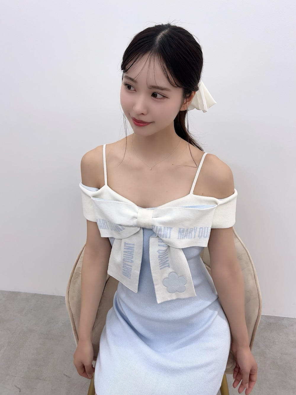 ブルー系のワンピース、ブルー系のパンプスを着用したレディースの春コーディネートの5枚目の写真