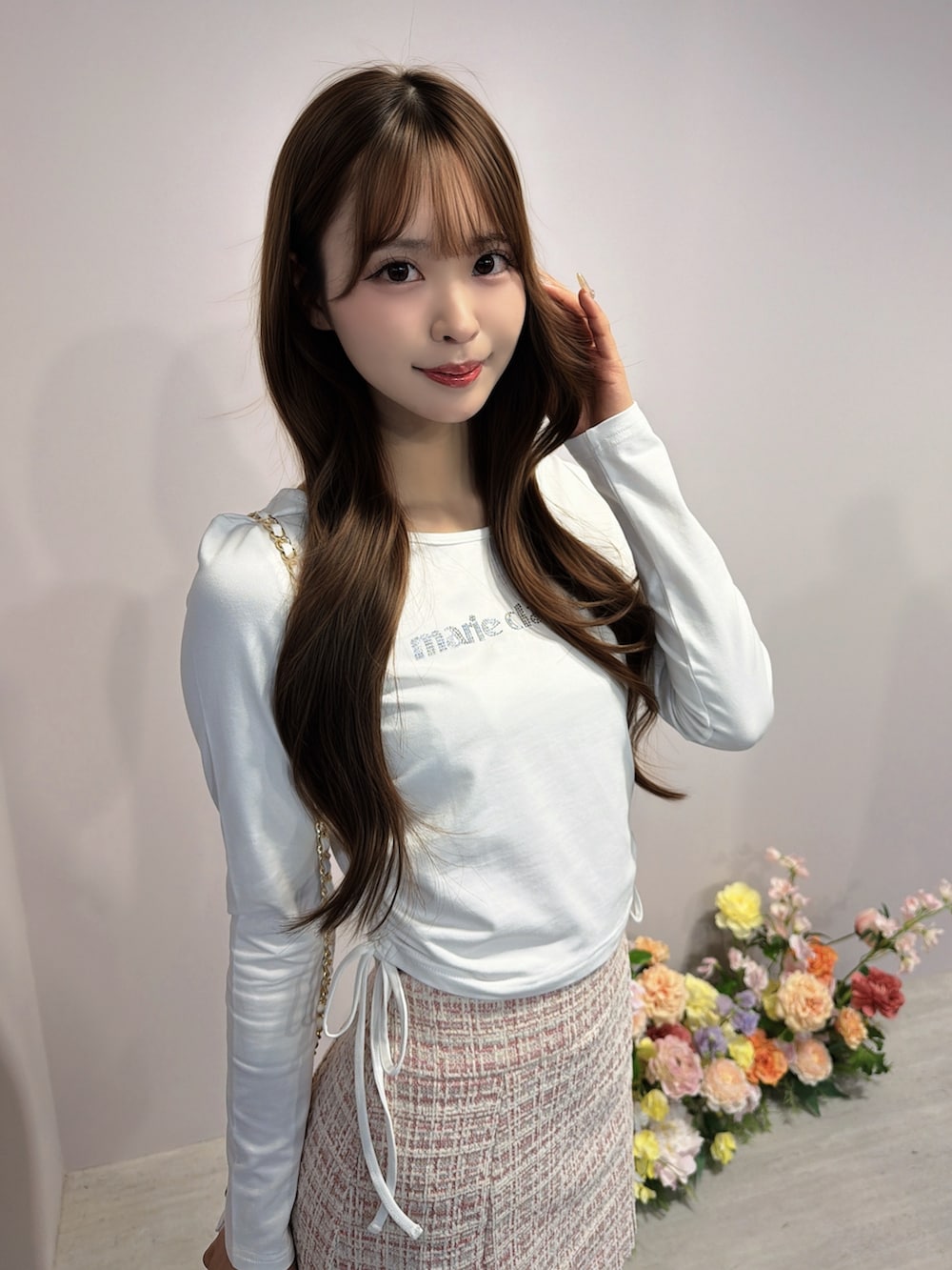 ホワイト系のTシャツ/カットソー、ピンク系のスカート、ホワイト系のサンダルを着用したレディースの冬コーディネートの6枚目の写真