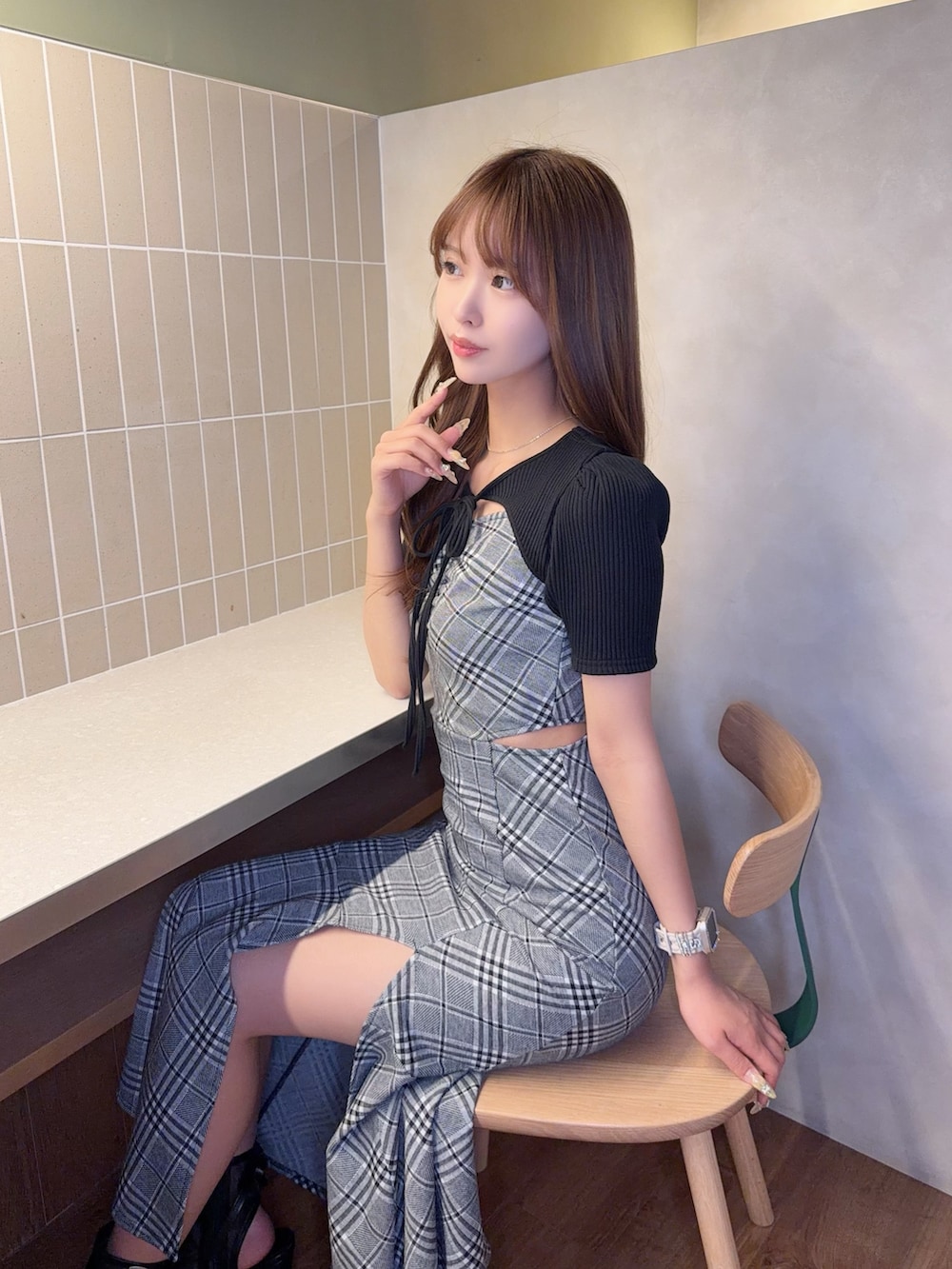 ブラック系のワンピース、ブラック系のサンダルを着用したレディースの春コーディネートの7枚目の写真