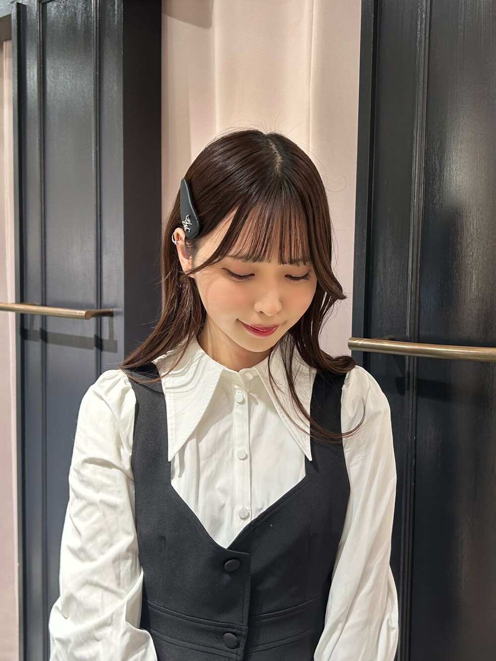 ホワイト系のワンピース、ブラック系のショルダーバッグ、ブラック系のブーツを着用したレディースの秋コーディネートの3枚目の写真