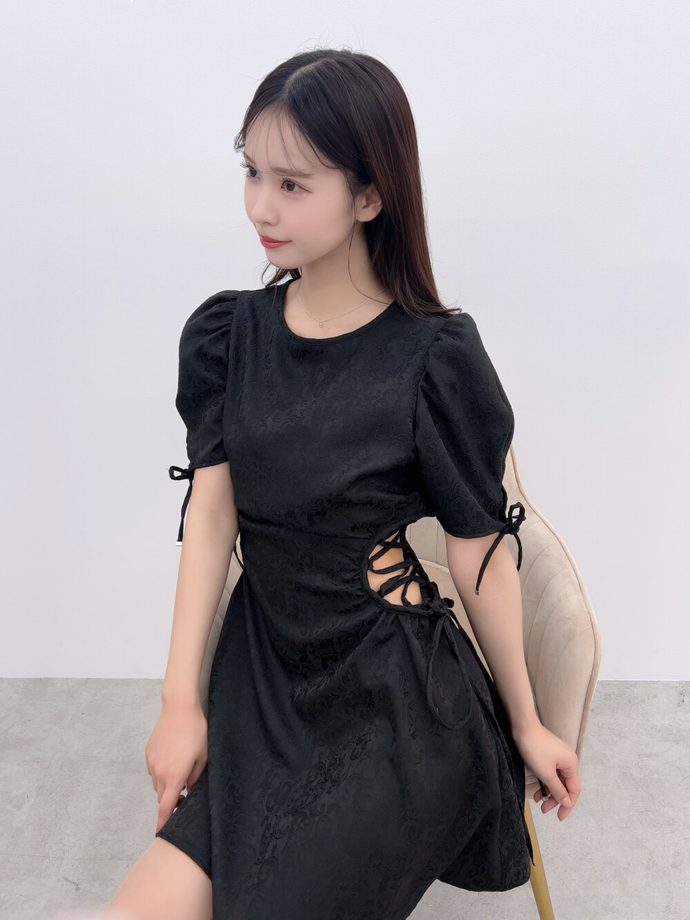 ブラック系のワンピース、ブラック系のサンダルを着用したレディースの春コーディネートの4枚目の写真