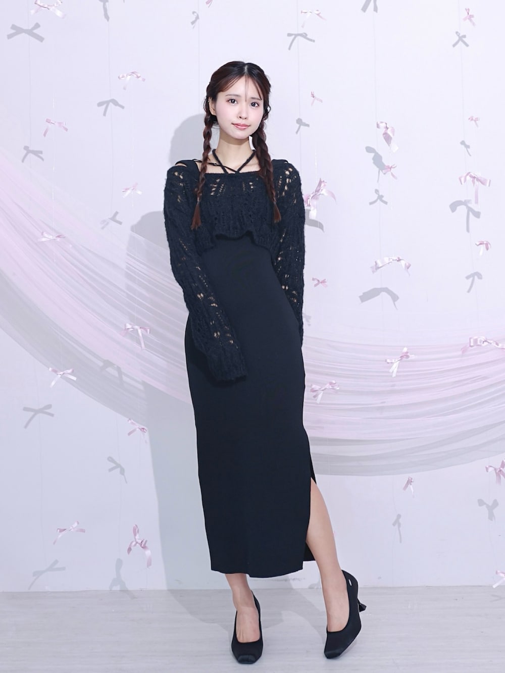 ブラック系のワンピース、ブラック系のパンプスを着用したレディースの秋コーディネートの2枚目の写真