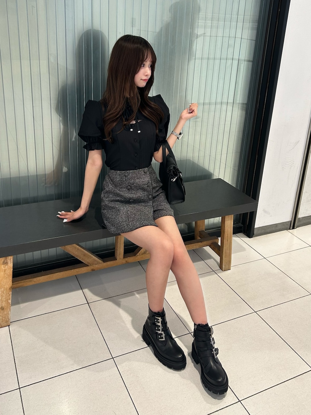 ブラック系のブーツ、その他のその他パンツ、ブラック系のシャツ/ブラウスを着用したレディースの夏コーディネートの2枚目の写真