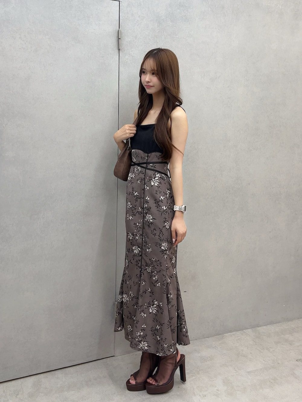 ブラウン系のワンピース、ブラウン系のサンダル、ブラウン系のショルダーバッグを着用したレディースの夏コーディネートの2枚目の写真