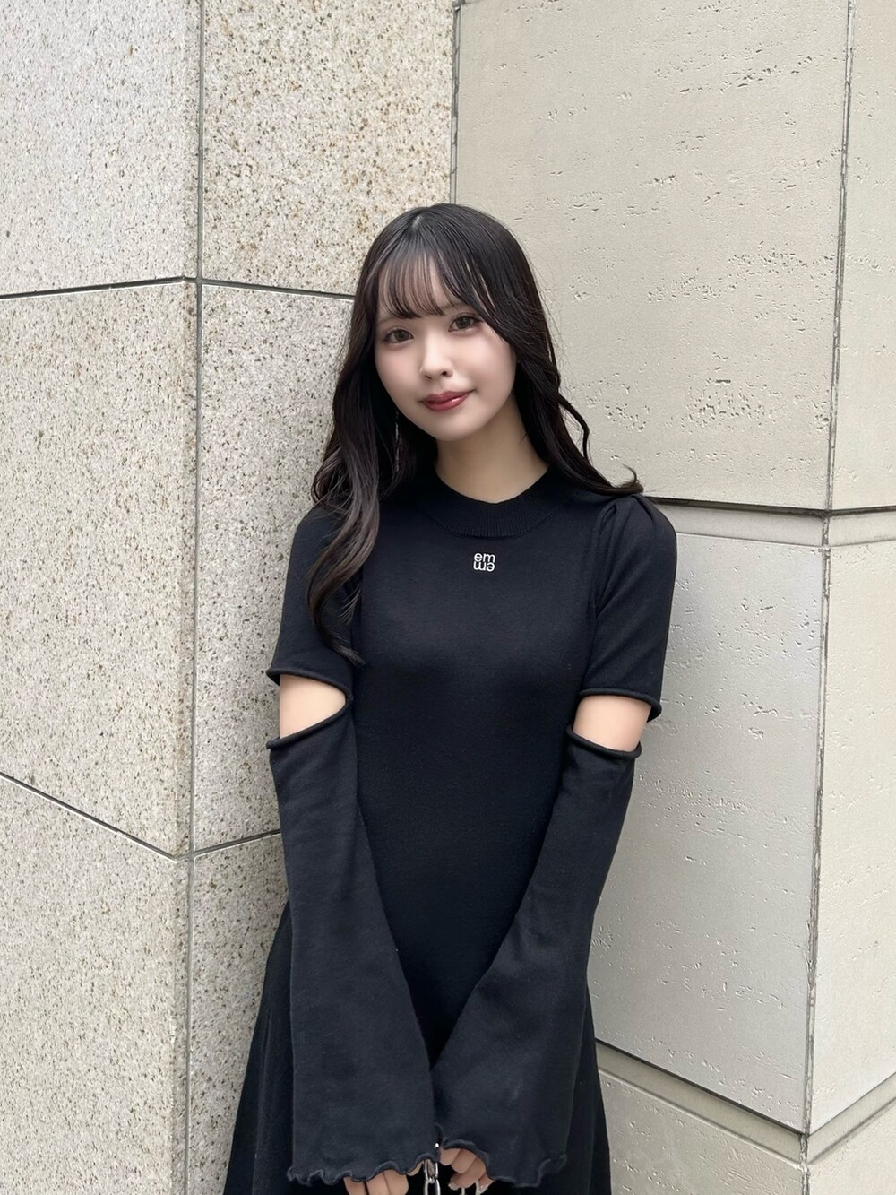 その他のブーツ、ブラック系のワンピース、ホワイト系のショルダーバッグを着用したレディースの冬コーディネートの5枚目の写真