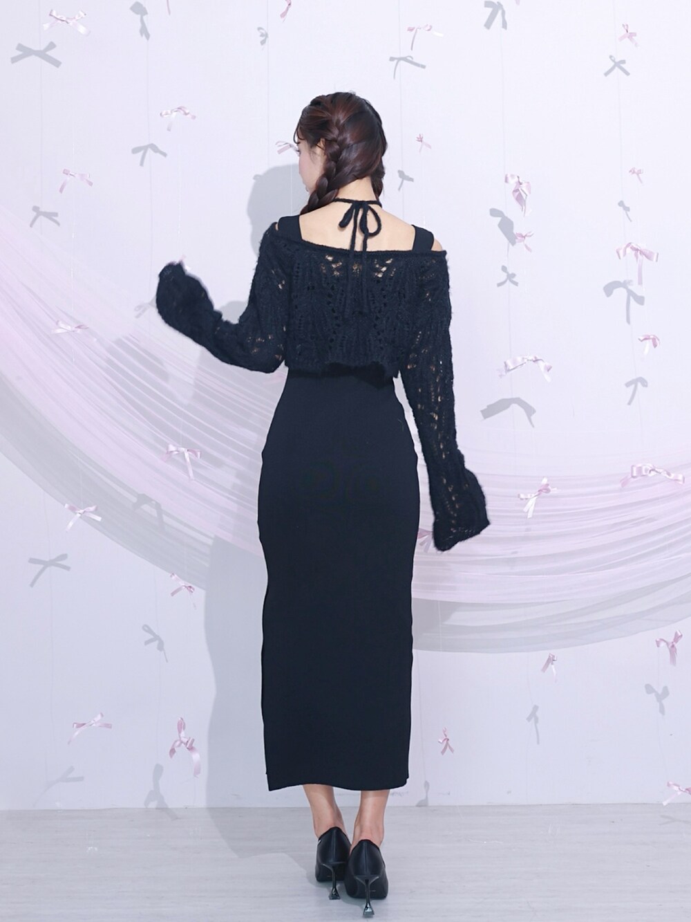 ブラック系のワンピース、ブラック系のパンプスを着用したレディースの秋コーディネートの4枚目の写真