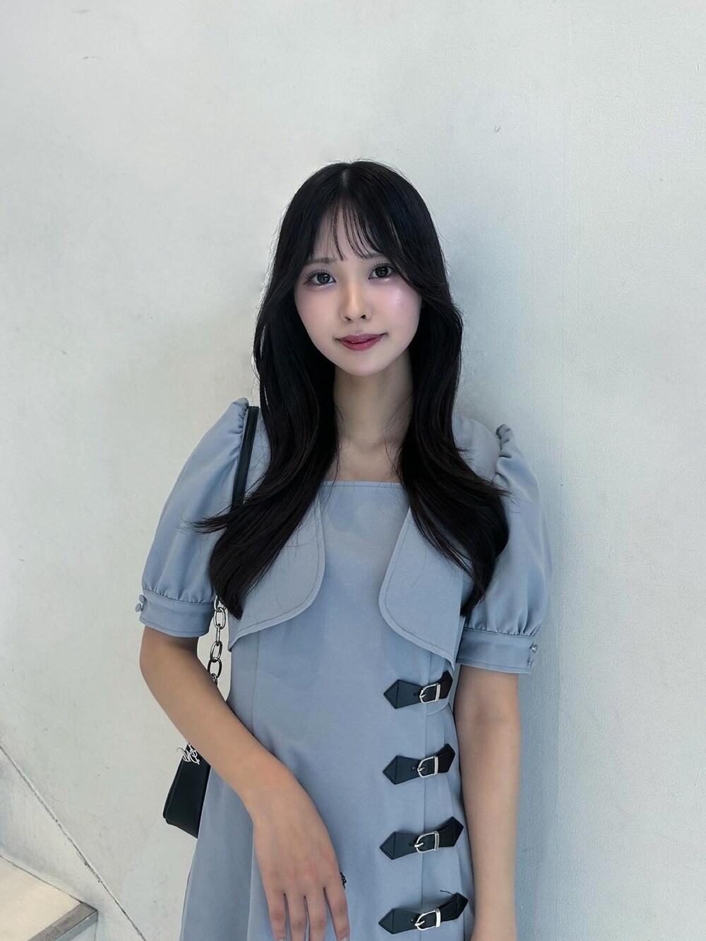 ブルー系のワンピース、ブラック系のショルダーバッグ、ブラック系のサンダルを着用したレディースの春コーディネートの3枚目の写真