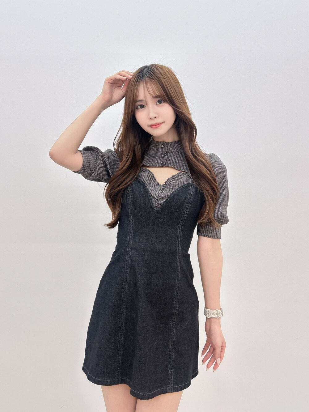 ブラック系のワンピース、グレー系のTシャツ/カットソー、ブラック系のサンダルを着用したレディースの夏コーディネートの6枚目の写真