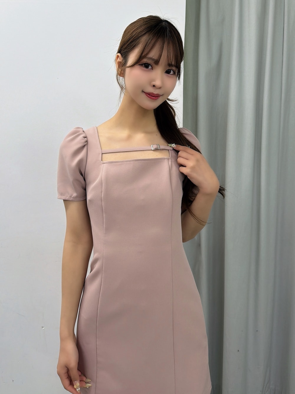 ピンク系のワンピース、ホワイト系のサンダル、ゴールド系のバレッタ/ヘアクリップを着用したレディースの春コーディネートの5枚目の写真