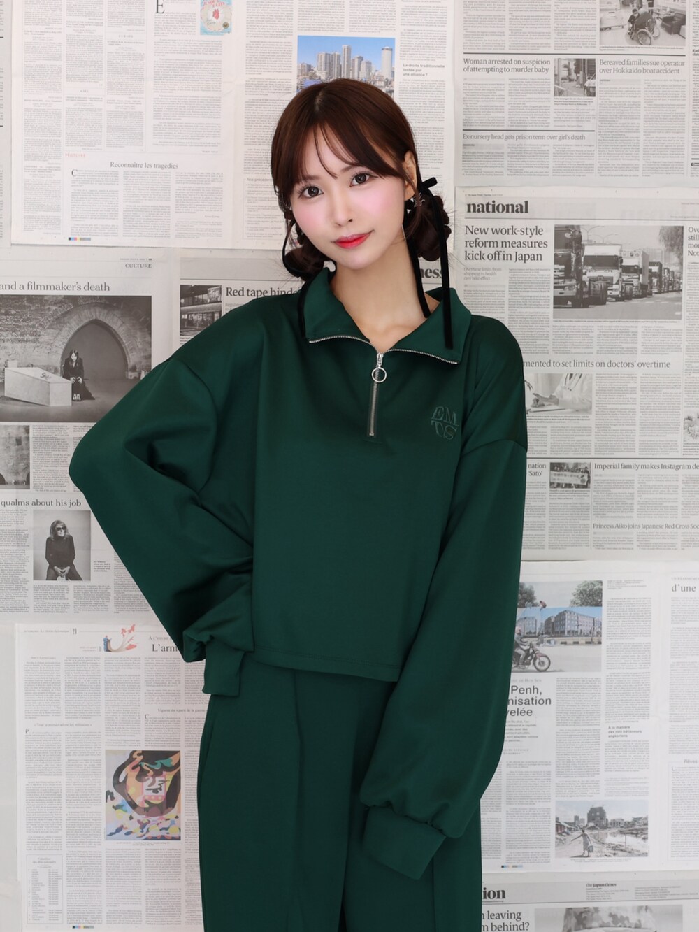 グリーン系のTシャツ/カットソー、グリーン系のその他パンツ、その他のブーツを着用したレディースの夏コーディネートの5枚目の写真