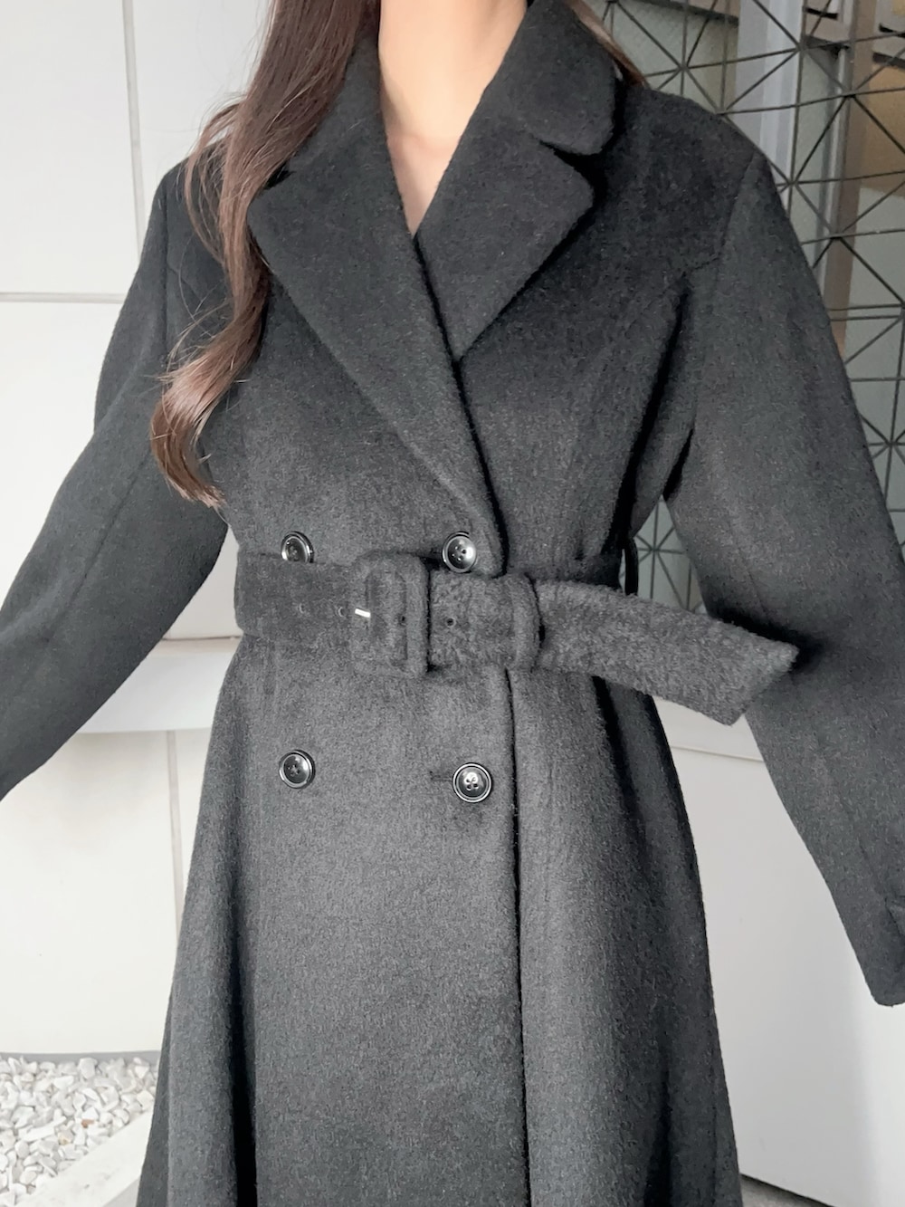 ブラック系のその他アウター、ブラック系のブーツを着用したレディースの冬コーディネートの7枚目の写真