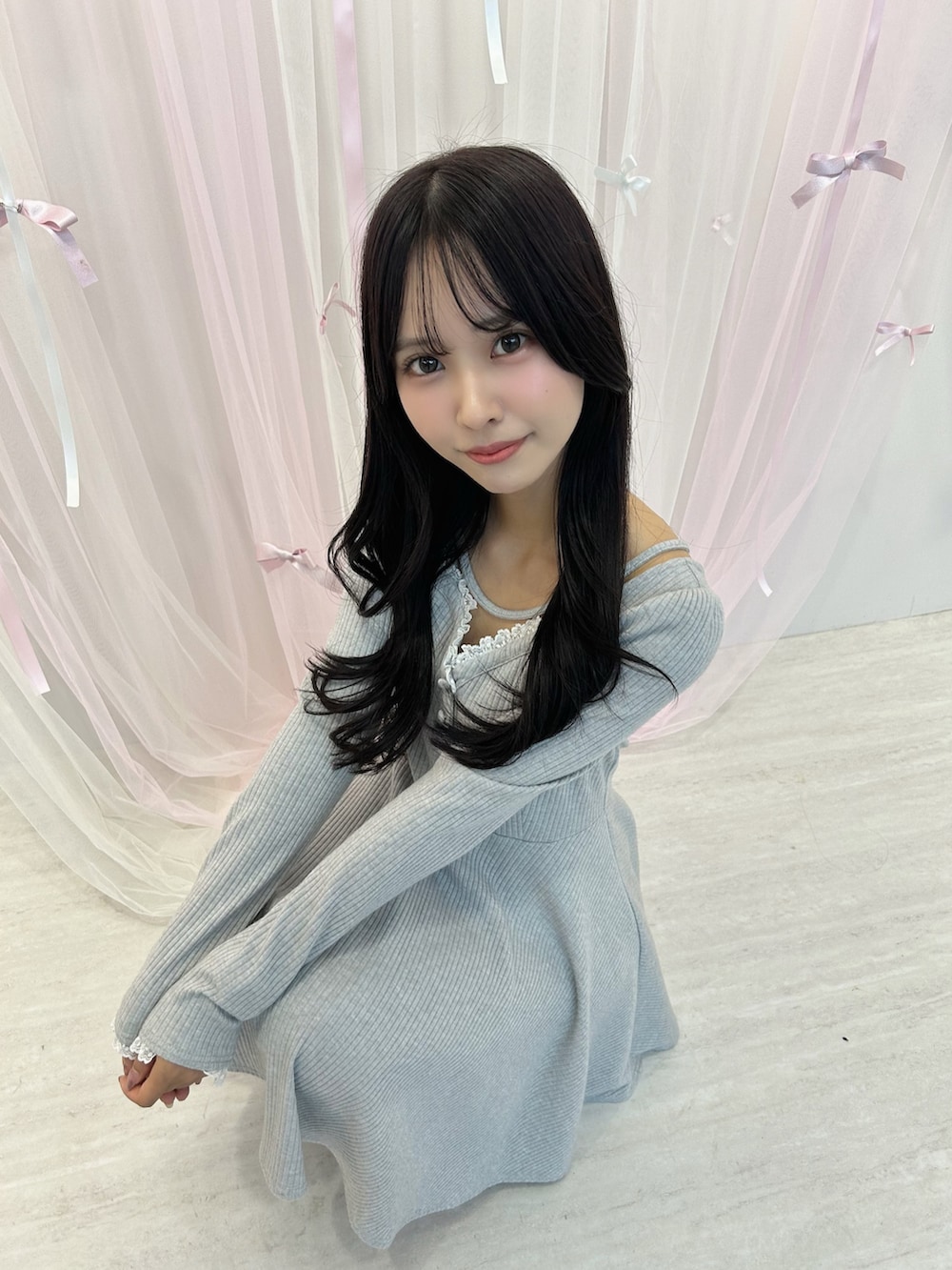 グレー系のワンピース、ブラック系のパンプスを着用したレディースの冬コーディネートの3枚目の写真