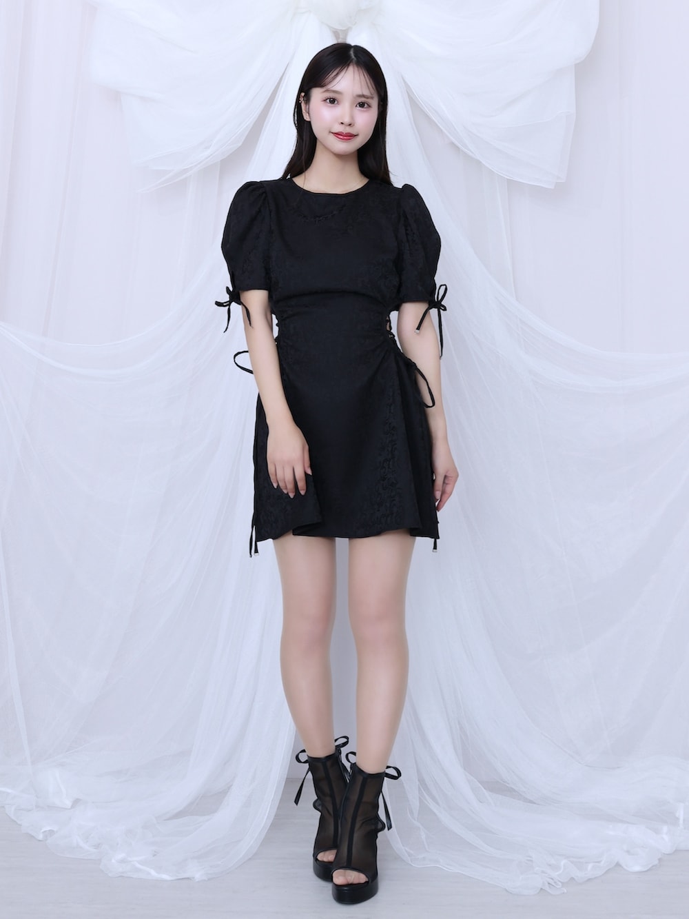 ブラック系のワンピース、ブラック系のサンダルを着用したレディースの春コーディネートの2枚目の写真