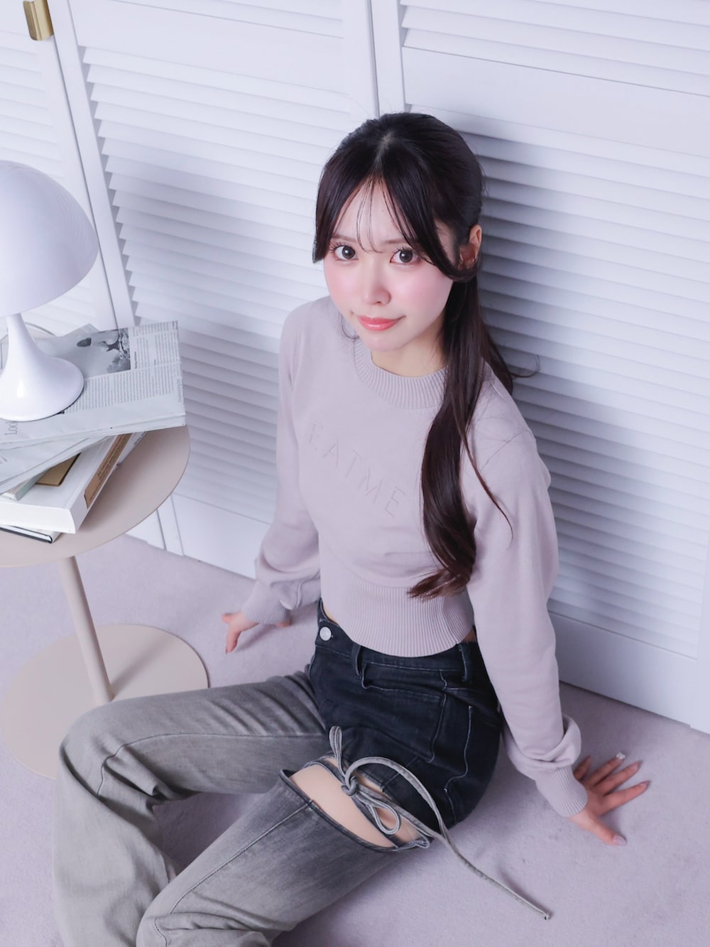 ブラック系のデニムパンツ、ピンク系のサンダル、ピンク系のニット/セーターを着用したレディースの春コーディネートの4枚目の写真