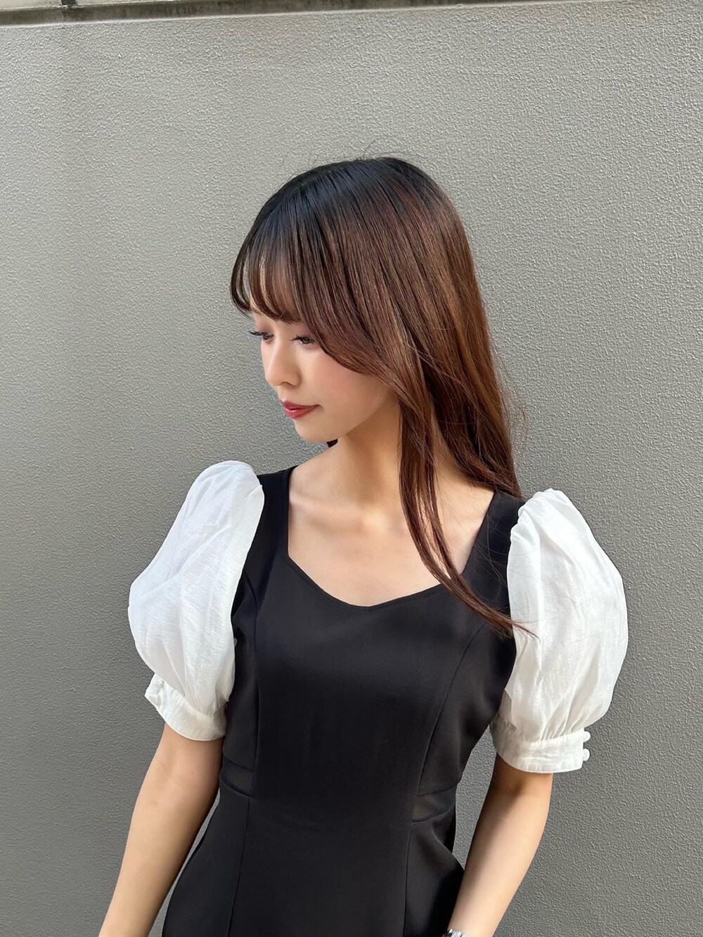 その他のパンプス、ブラック系のワンピースを着用したレディースの夏コーディネートの4枚目の写真