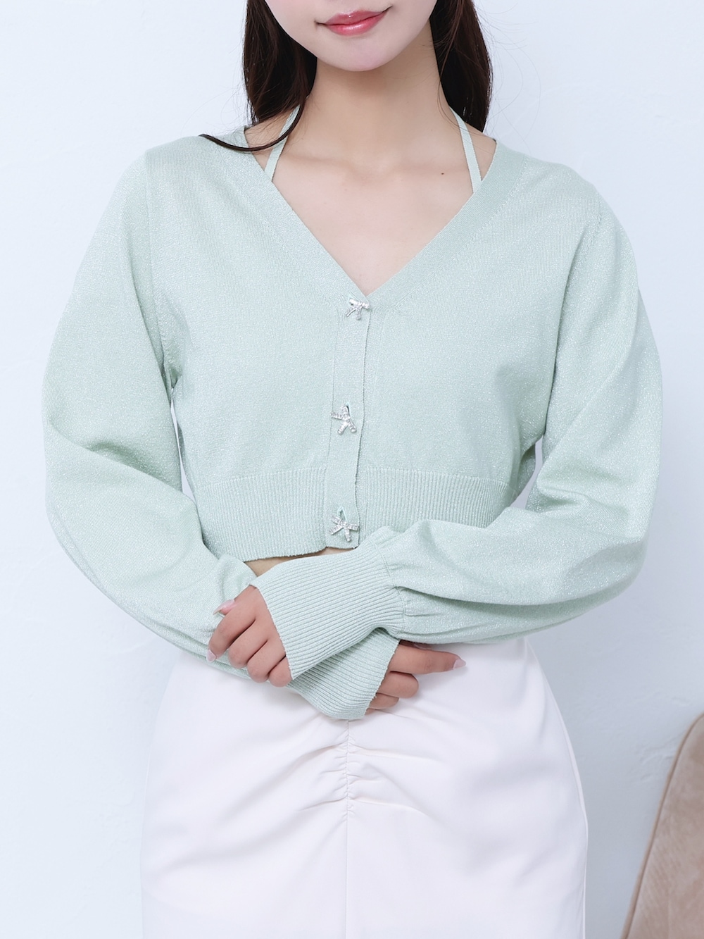 ホワイト系のスカート、グリーン系のニット/セーター、グリーン系のサンダルを着用したレディースの春コーディネートの5枚目の写真