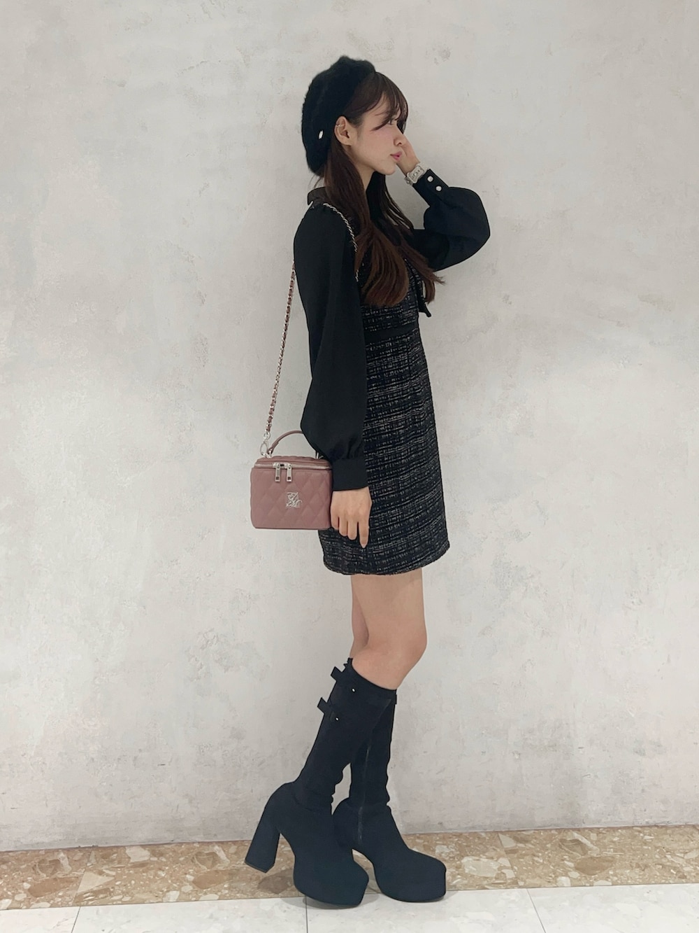 その他のワンピース、ピンク系のハンドバッグ、ブラック系のブーツを着用したレディースの秋コーディネートの2枚目の写真