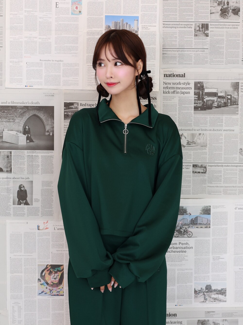 グリーン系のTシャツ/カットソー、グリーン系のその他パンツ、その他のブーツを着用したレディースの夏コーディネートの4枚目の写真