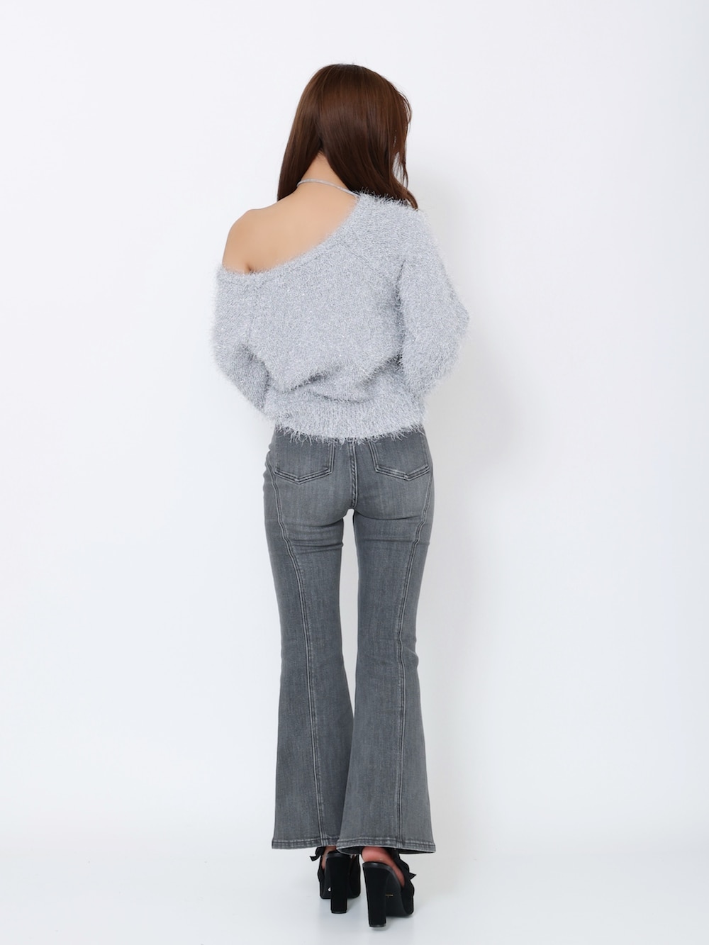 グレー系のニット/セーター、ブラック系のデニムパンツを着用したレディースの冬コーディネートの3枚目の写真