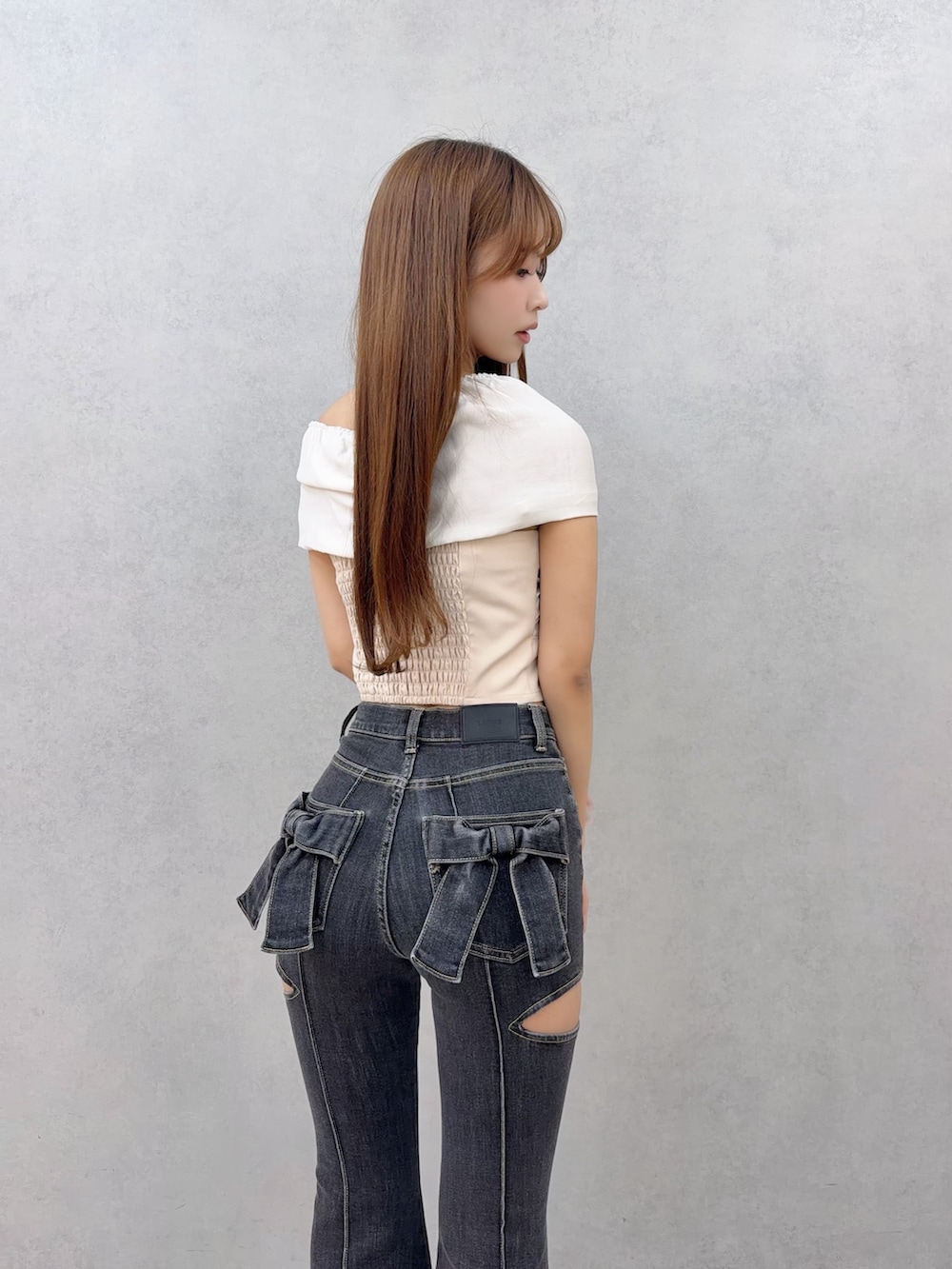 ブラック系のデニムパンツ、ベージュ系のシャツ/ブラウスを着用したレディースの夏コーディネートの5枚目の写真