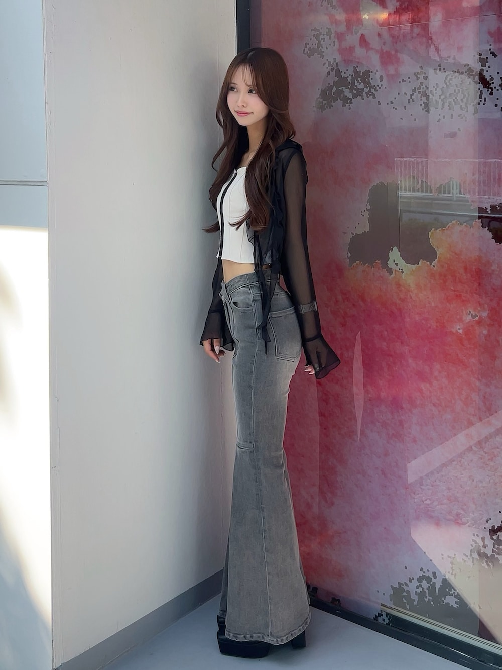 ホワイト系のキャミソール、ブラック系のデニムパンツ、ブラック系のカーディガン/ボレロを着用したレディースの夏コーディネートの2枚目の写真