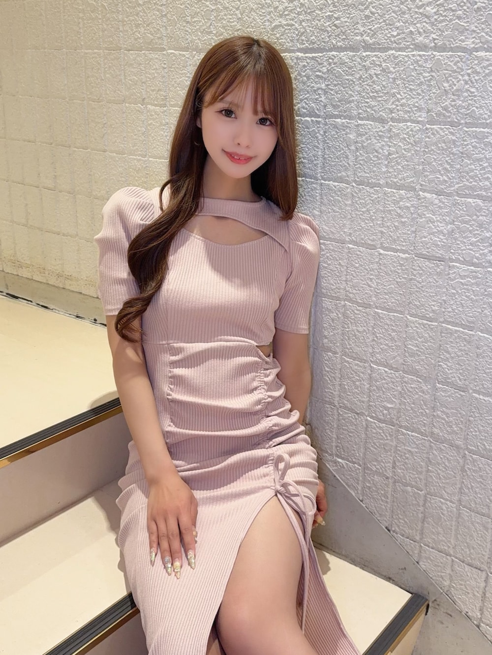 ピンク系のワンピース、ホワイト系のブーツを着用したレディースの春コーディネートの6枚目の写真