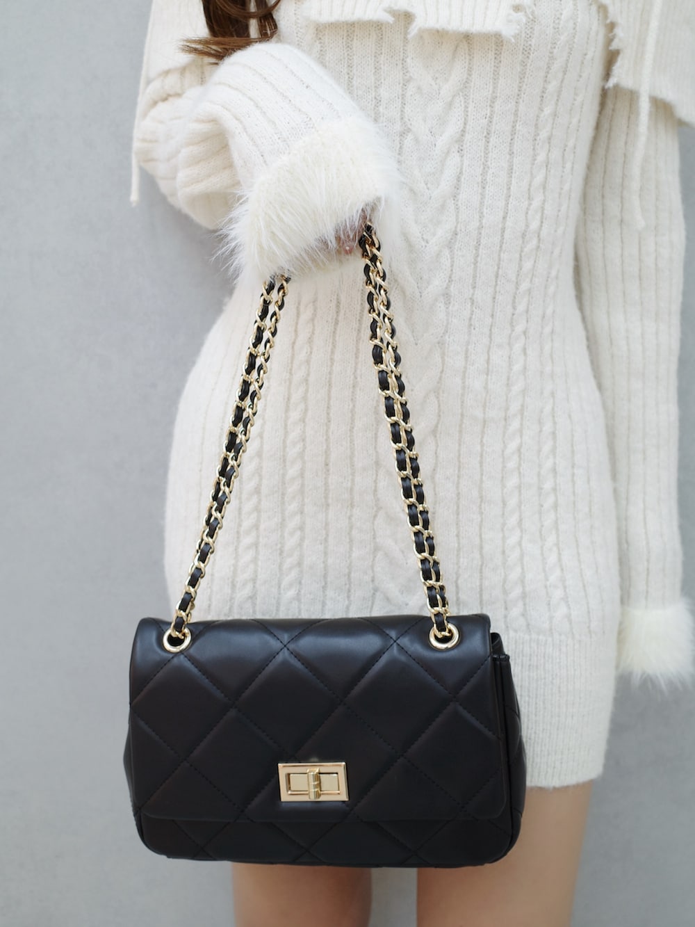 ホワイト系のワンピース、ブラック系のブーツ、ブラック系のハンドバッグを着用したレディースの秋コーディネートの6枚目の写真