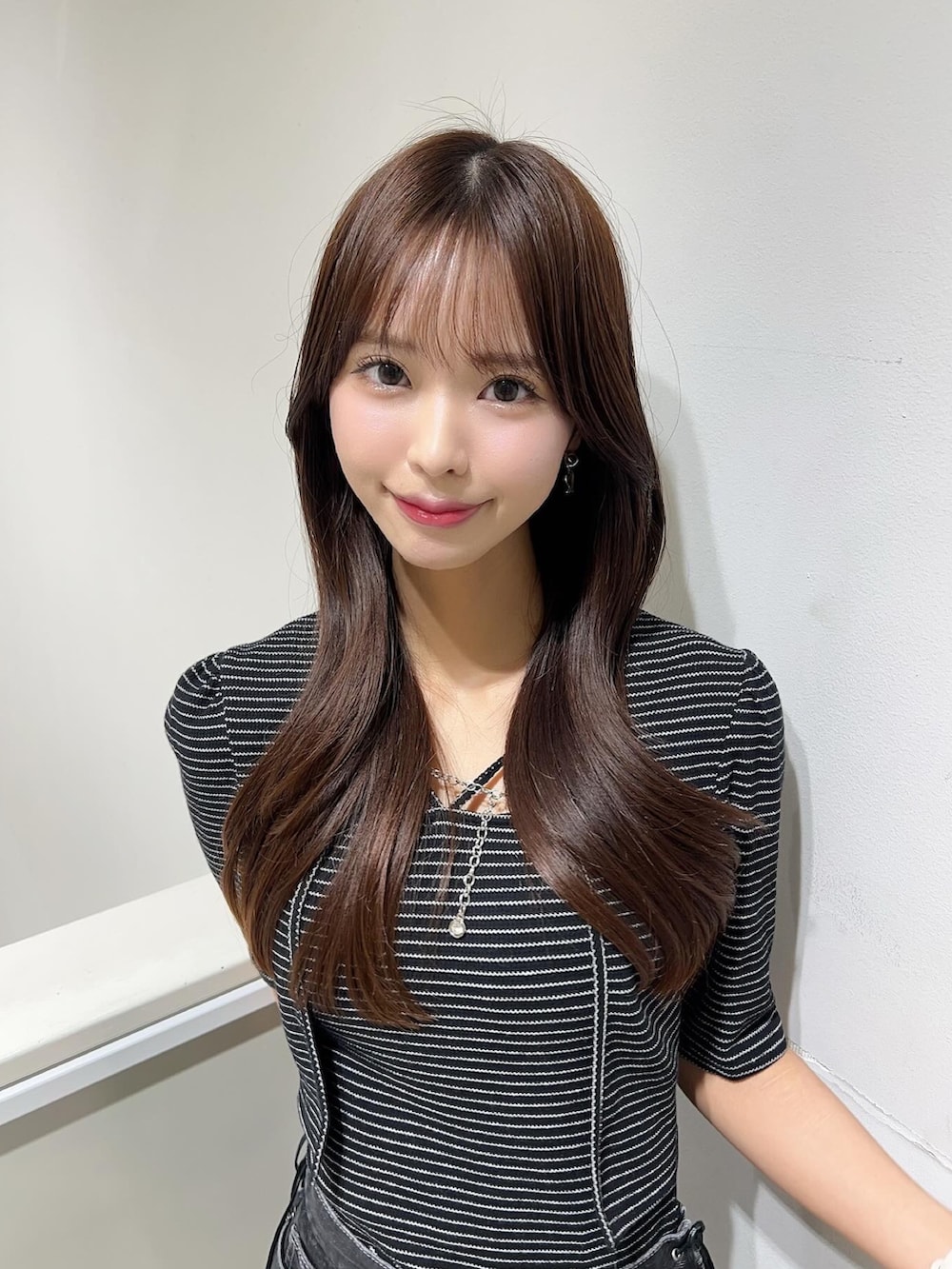 ブラック系のTシャツ/カットソー、ブラック系のデニムスカート、ブラック系のハンドバッグを着用したレディースの夏コーディネートの4枚目の写真