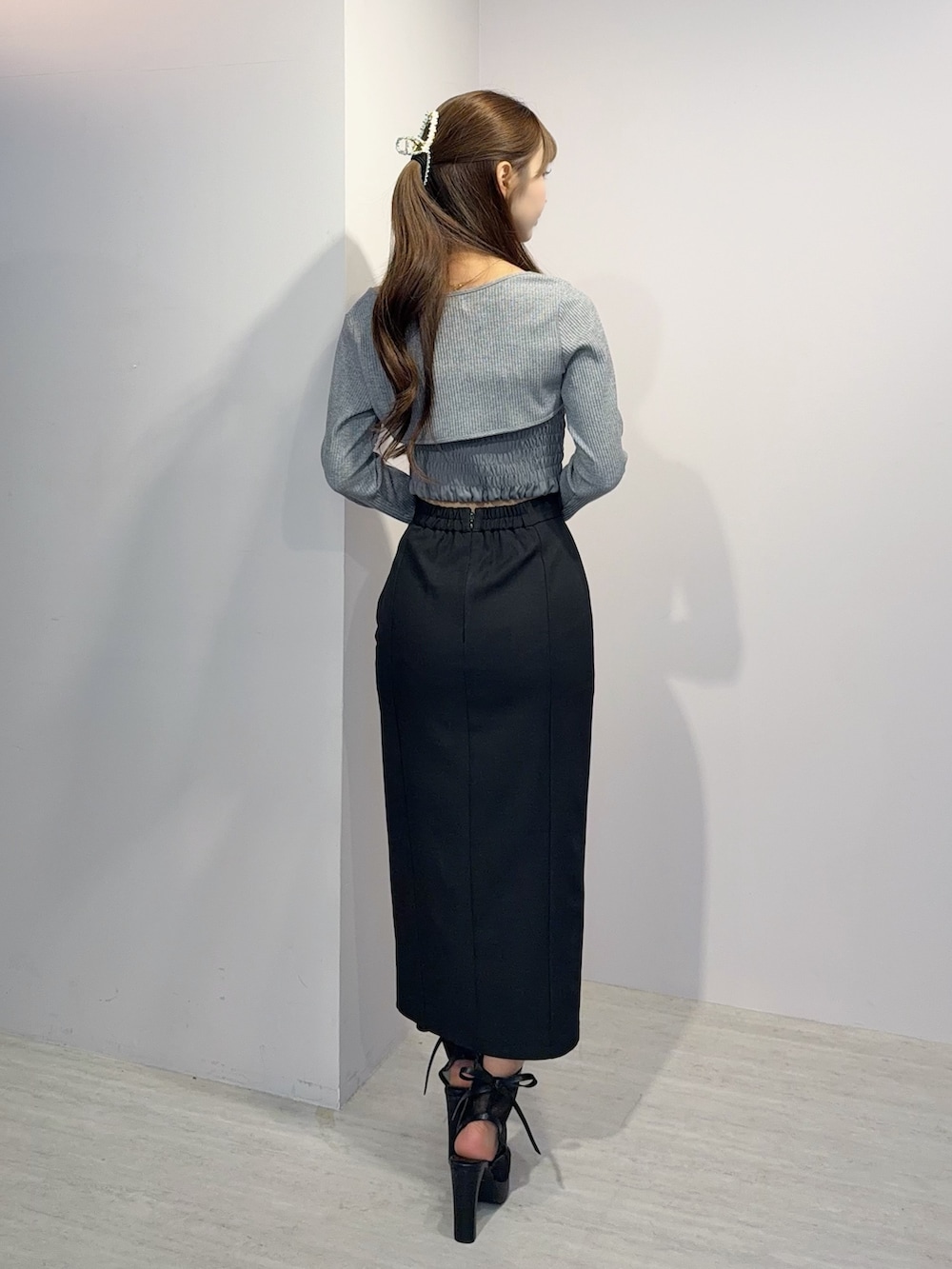 グレー系のシャツ/ブラウス、ブラック系のスカート、ブラック系のサンダルを着用したレディースの春コーディネートの4枚目の写真