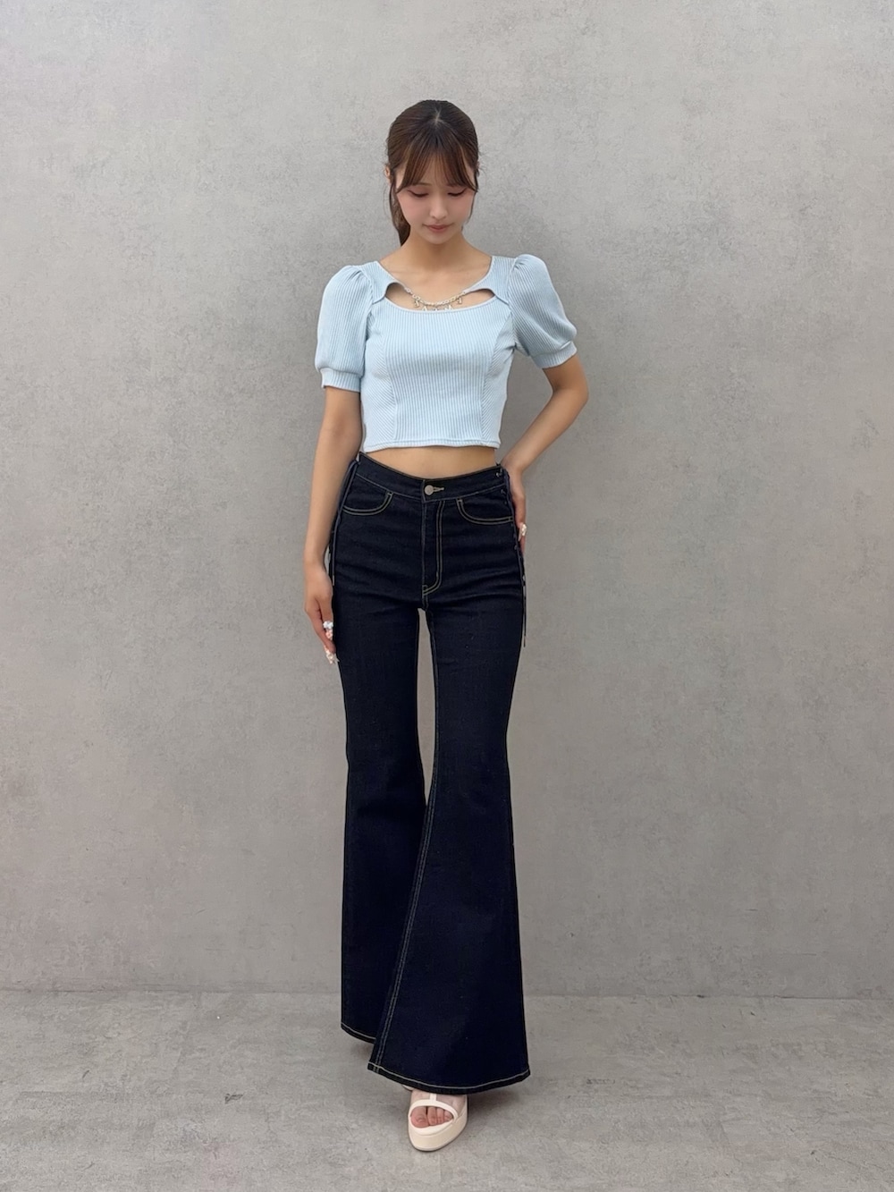 ブルー系のデニムパンツ、ブルー系のTシャツ/カットソー、ホワイト系のサンダルを着用したレディースの夏コーディネートの2枚目の写真
