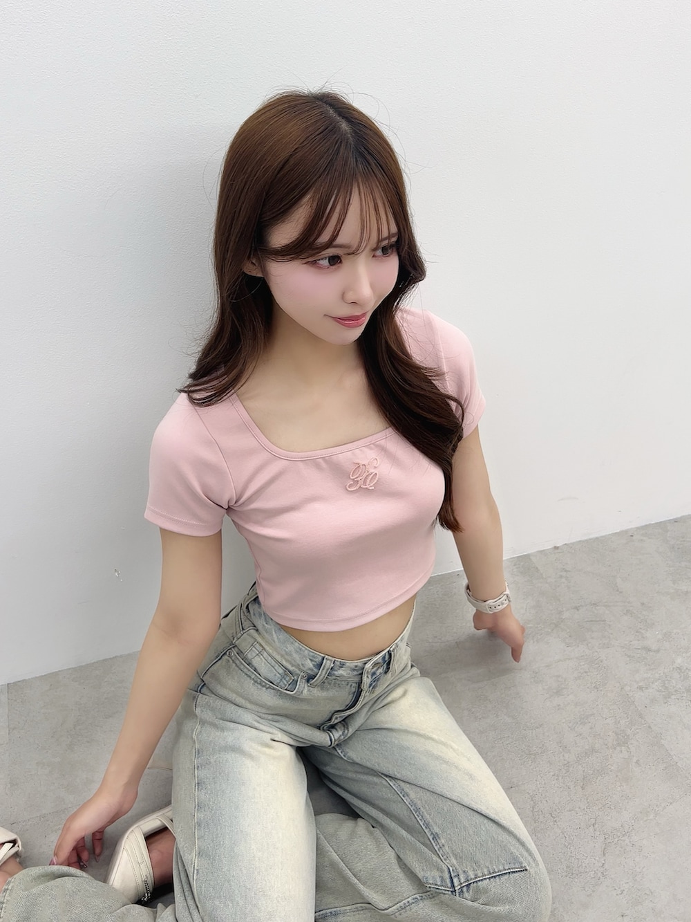 ブルー系のデニムパンツ、ピンク系のTシャツ/カットソーを着用したレディースの夏コーディネートの4枚目の写真