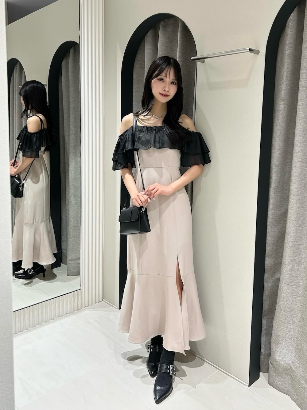 ピンク系のワンピース、ブラック系のパンプスを着用したレディースの春コーディネートの2枚目の写真