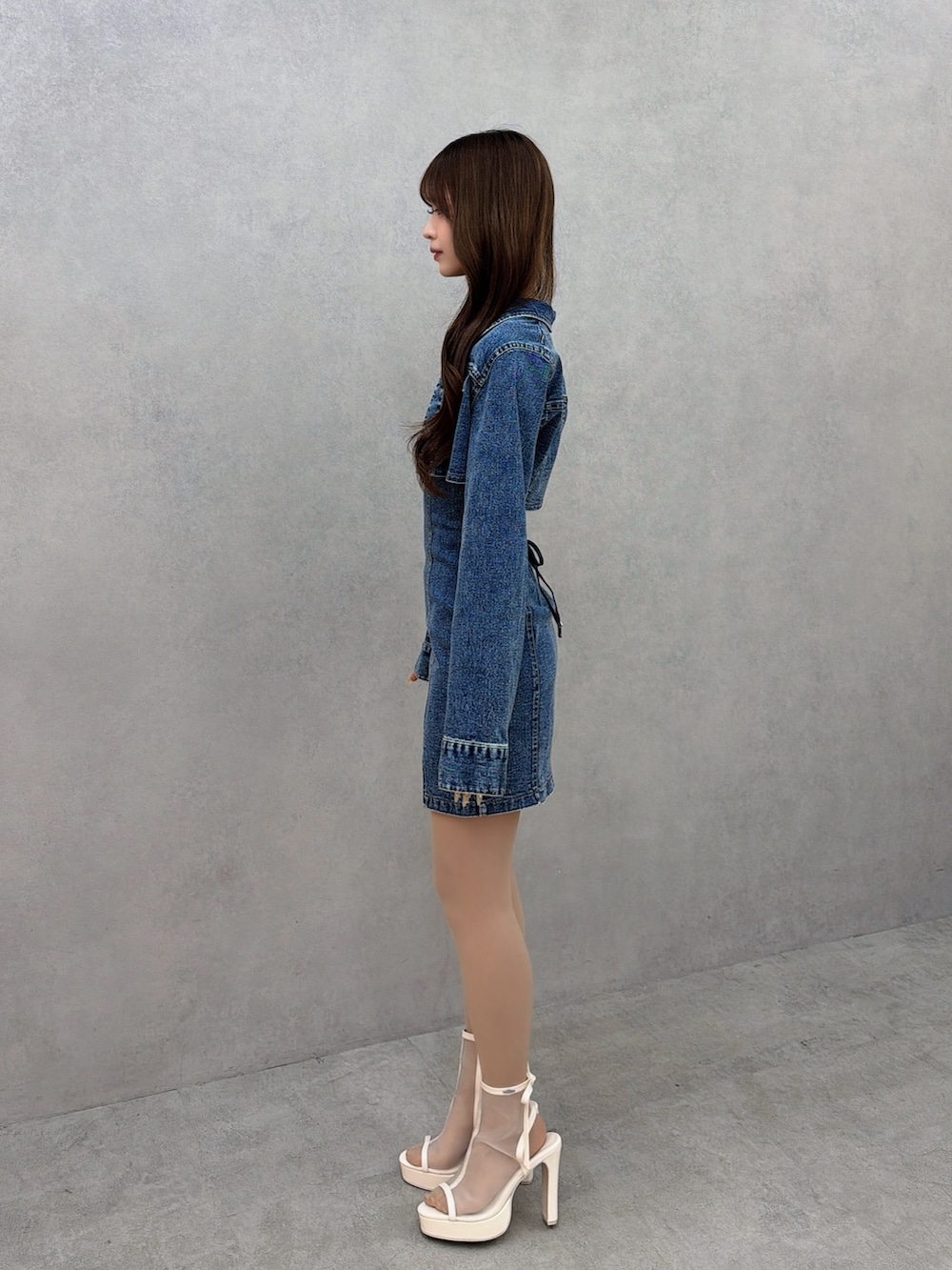 ブルー系のワンピース、ホワイト系のサンダルを着用したレディースの春コーディネートの3枚目の写真