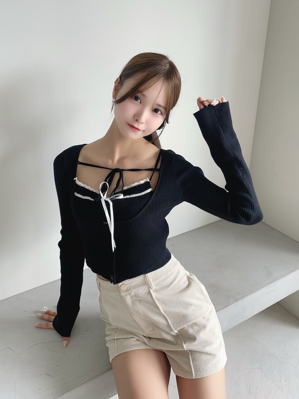 ホワイト系のその他パンツ、ブラック系のニット/セーター、ブラック系のブーツを着用したレディースの秋コーディネートの5枚目の写真