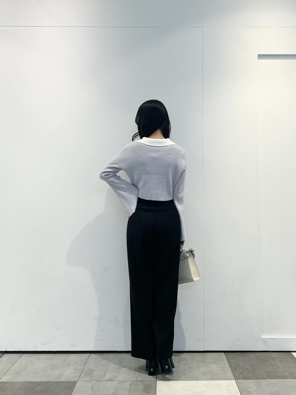 ブルー系のカーディガン/ボレロ、ブラック系のその他パンツ、ブラック系のパンプスを着用したレディースの冬コーディネートの3枚目の写真