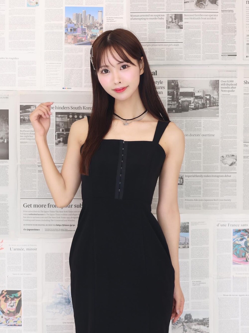 ブラック系のワンピース、ブラック系のパンプス、シルバー系のネックレスを着用したレディースの夏コーディネートの7枚目の写真
